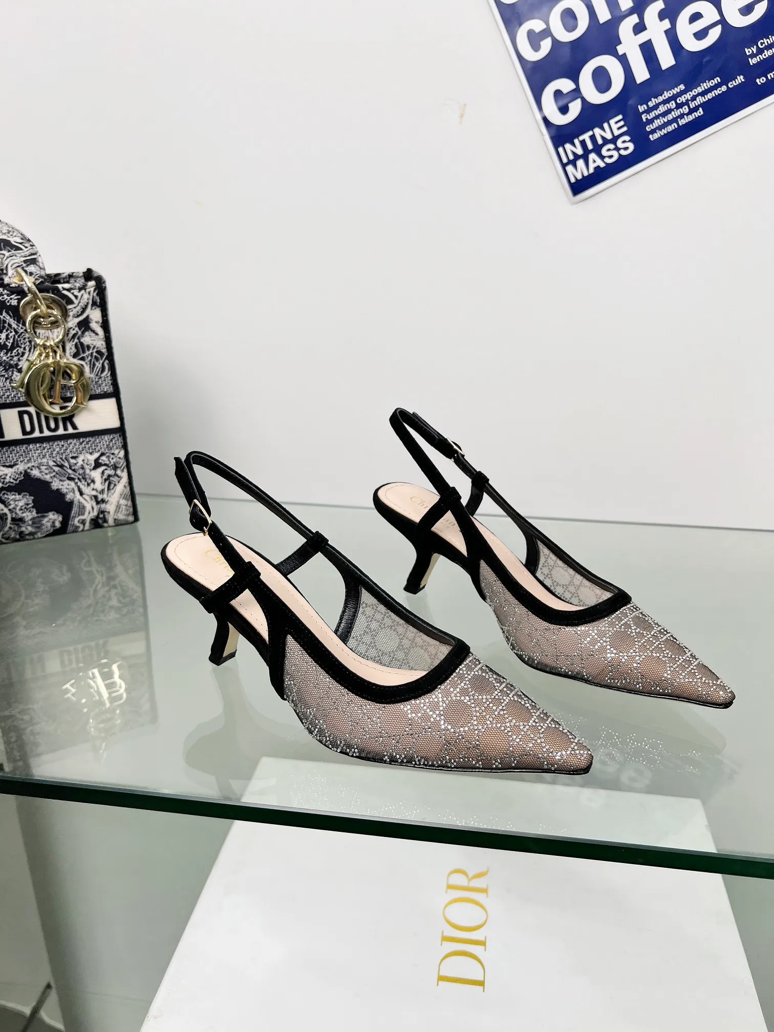 👟👟Ex-factory price 560👟👟Dior 2025 spring and summer catwalk new style bling...bling...crystal shoes Capture one-line high-heeled Mule women's shoes Star same rhinestone square toe cannage pattern cat heel slippers The top high-end version on the market Exclusive sale Material: original custom mesh inlaid with hot Australian rhinestones + water-dyed sheepskin feet + original molded hardware buckles + Italian leather outsole Heel height: 6.5CM/9.5CM size: 33-44 (33.34.40.41.42.43.44 is custom-made and cannot be returned or exchanged)